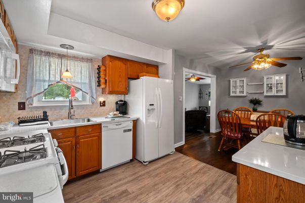 Dining room, Interior, Kitchen, Pendant Lights, Wood Texture Flooring