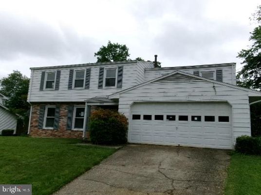 Attached, Exterior, Facade, Split Level