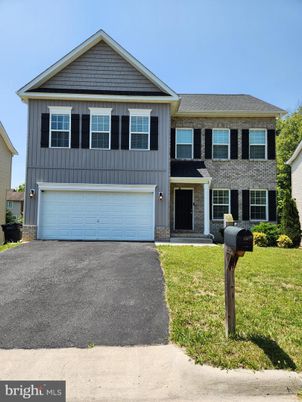 Attached, Exterior, Facade, Split Level