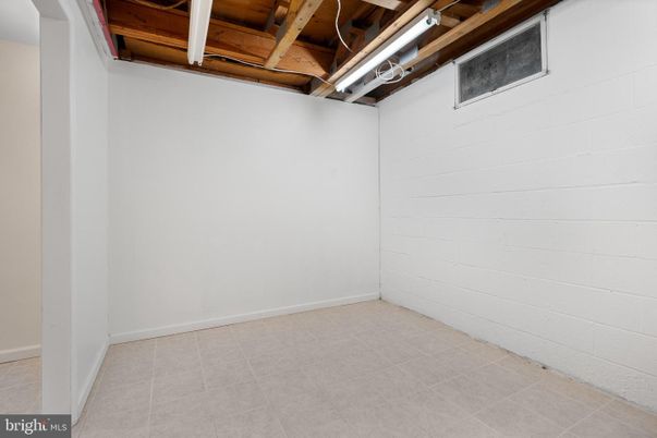 Empty room, Garage, Interior, Wooden Beams