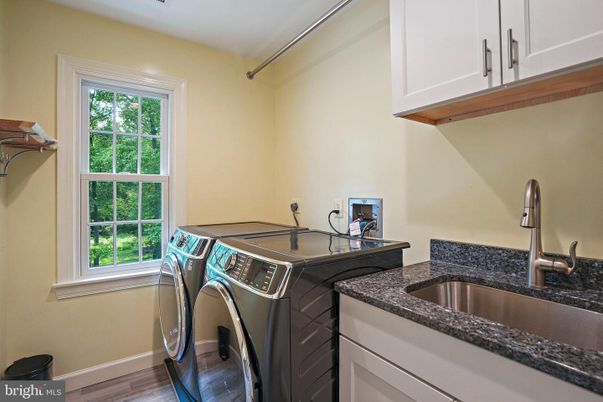 Interior, Washer, Wood Texture Flooring
