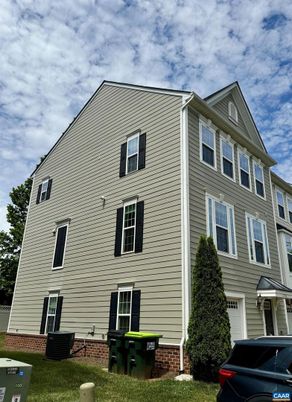 Attached, Exterior, Facade, Rowhouse