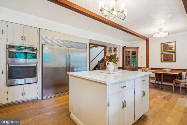 Chandelier, Dining room, Interior, Kitchen, Stainless Steel Appliances, Wood Texture Flooring