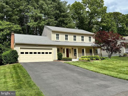 Attached, Exterior, Facade, Farmhouse
