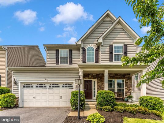 Attached, Exterior, Facade, American Craftsman