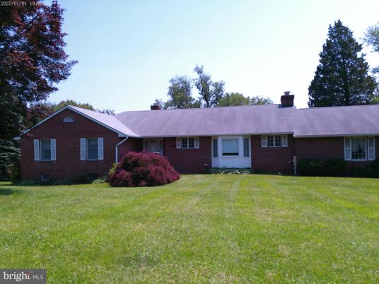 Exterior, Facade, Brick Facade, Ranch