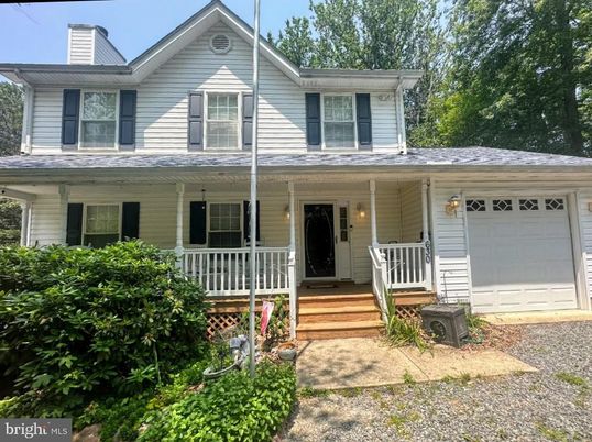 Attached, Exterior, Facade, Farmhouse