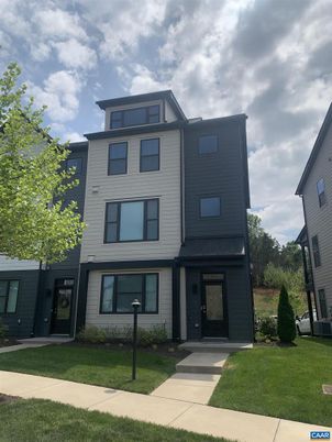 Exterior, Facade, Modern