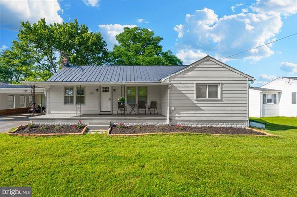 Exterior, Facade, Ranch