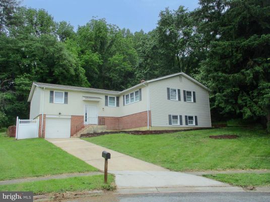 Attached, Exterior, Facade, Brick Facade, Split Level