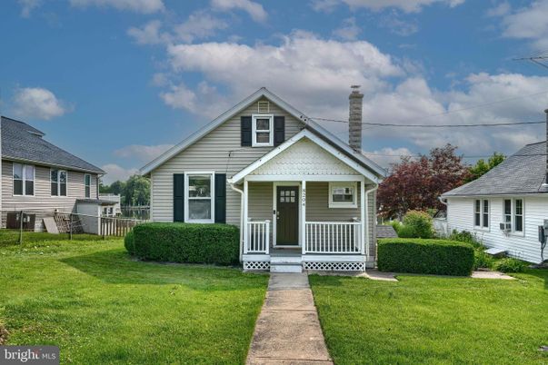 Backyard, Exterior, Facade, Queen Anne Victorian