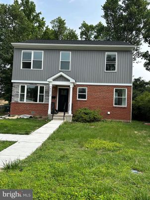 Exterior, Facade, Brick Facade, Raised Ranch
