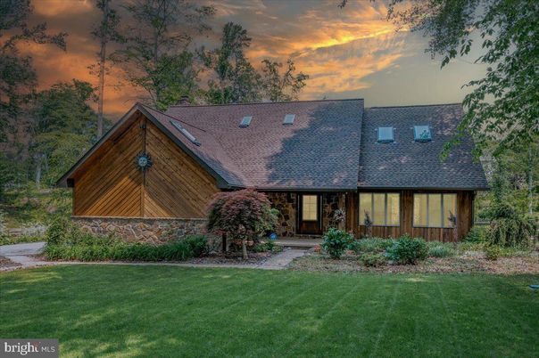 Exterior, Facade, Ranch