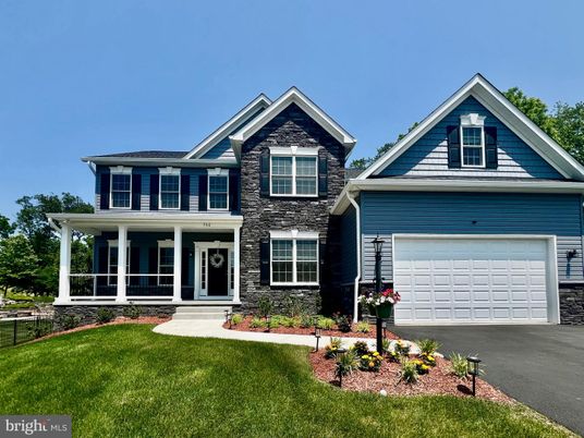 Attached, Exterior, Facade, Farmhouse