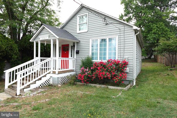 Backyard, Exterior, Facade, Queen Anne Victorian
