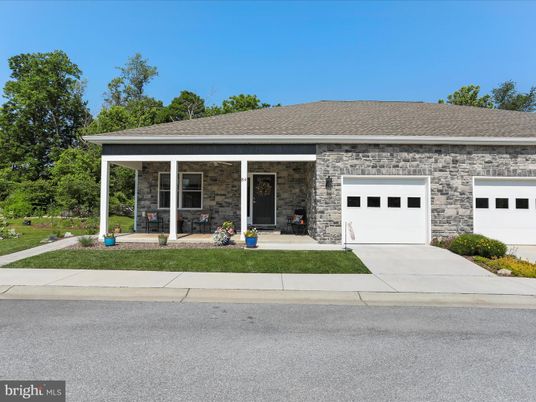 Attached, Exterior, Facade, Ranch