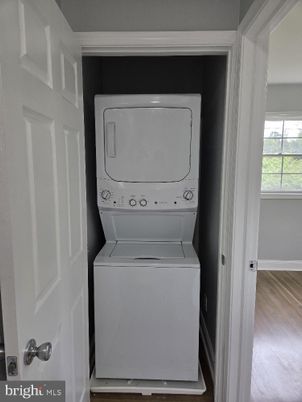 Interior, Utility Closets, Washer, Wood Texture Flooring