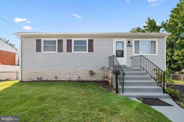 Backyard, Exterior, Facade, Raised Ranch