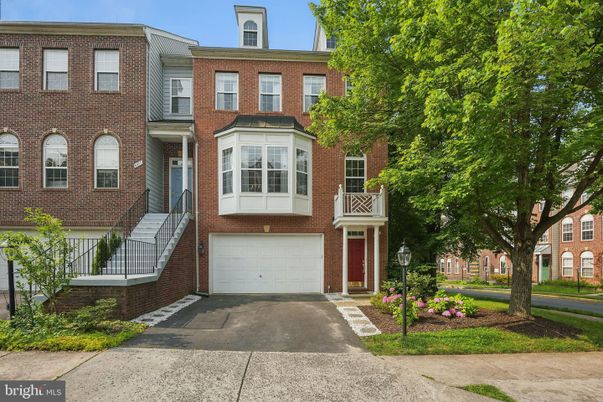 Attached, Exterior, Facade, Brick Facade, Georgian