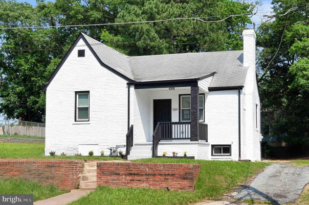 Backyard, Exterior, Facade, Farmhouse