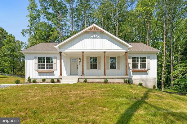 Exterior, Facade, Ranch
