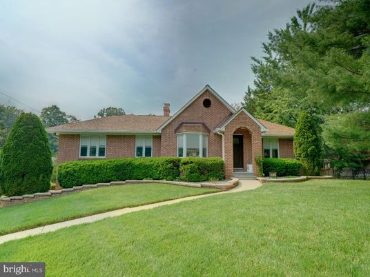 Backyard, Exterior, Facade, Brick Facade, Brick Traditional