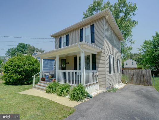 Exterior, Facade, American Foursquare