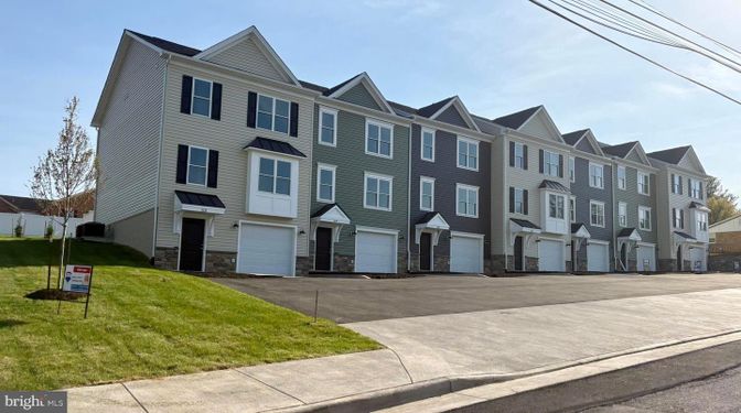 Attached, Exterior, Facade, Rowhouse