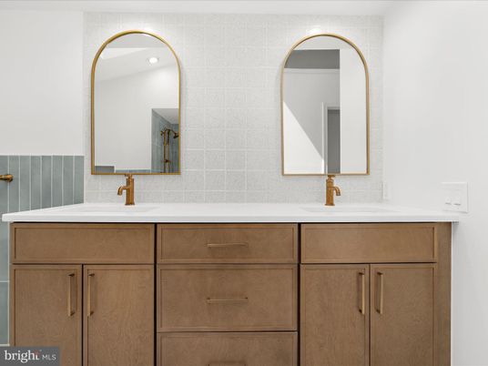 Bathroom, Dual Sink Vanities, Interior
