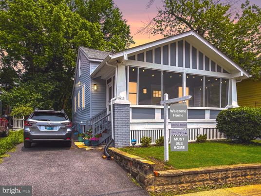Attached, Exterior, Facade, American Craftsman
