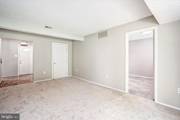 Empty room, Interior