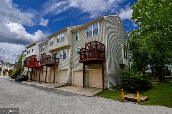 Attached, Exterior, Facade, Rowhouse