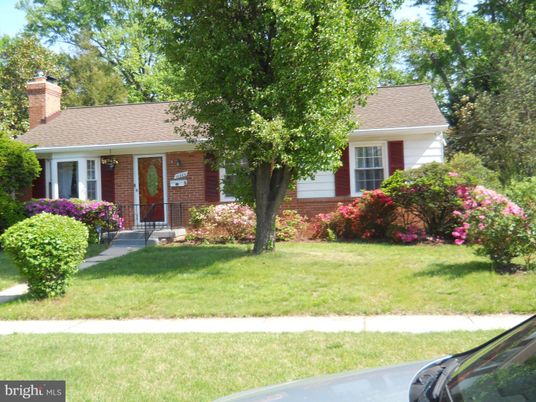 Exterior, Facade, Brick Facade, Cape Cod