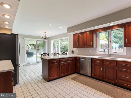 Chandelier, Dining room, Interior, Kitchen, Recessed Lighting, Stainless Steel Appliances