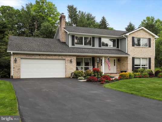 Attached, Exterior, Facade, Brick Facade, Split Level