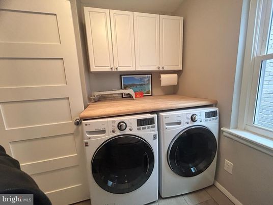 Interior, Washer, Wood Texture Flooring