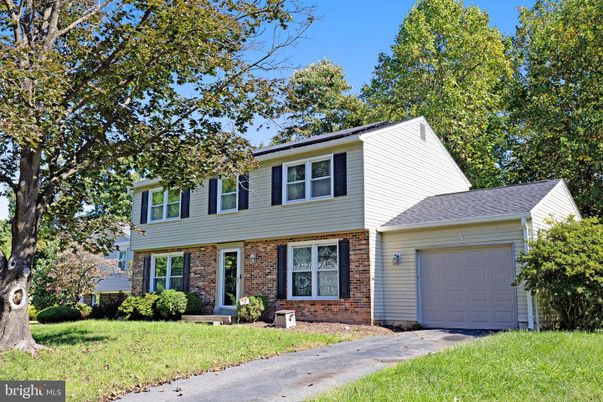Attached, Exterior, Facade, Brick Facade, Split Level