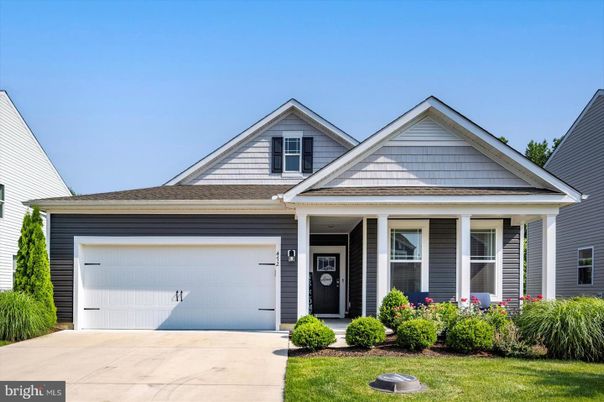 Attached, Exterior, Facade, American Craftsman
