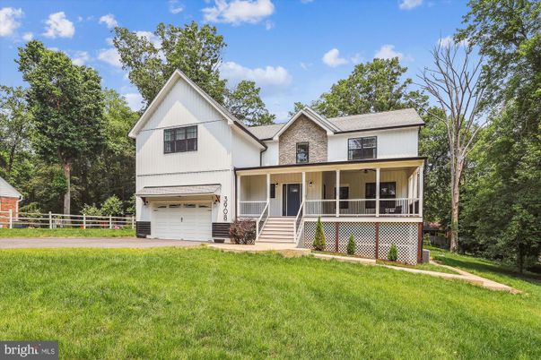 Attached, Exterior, Facade, Farmhouse