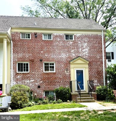 Exterior, Facade, Brick Facade, Georgian