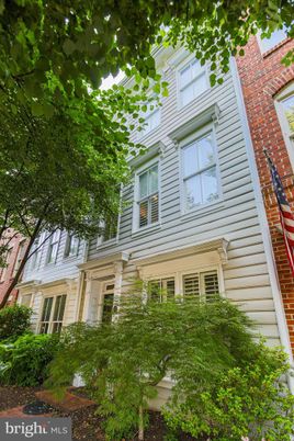 Exterior, Facade, Brick Facade, Rowhouse