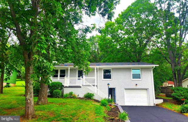 Attached, Exterior, Facade, Raised Ranch