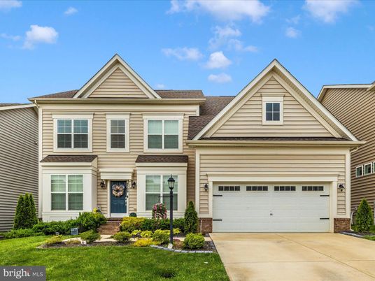 Attached, Exterior, Facade, Farmhouse