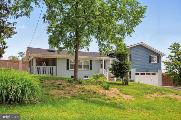 Attached, Exterior, Facade, Split Level
