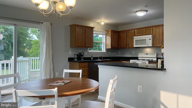 Chandelier, Dining room, Interior, Kitchen, Stainless Steel Appliances