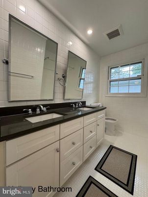 Bathroom, Dual Sink Vanities, Interior, Recessed Lighting