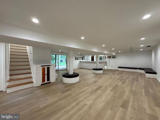Interior, Recessed Lighting, Wood Texture Flooring