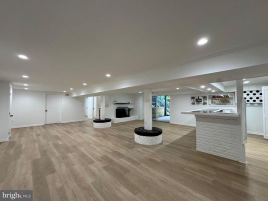 Interior, Recessed Lighting, Wood Texture Flooring