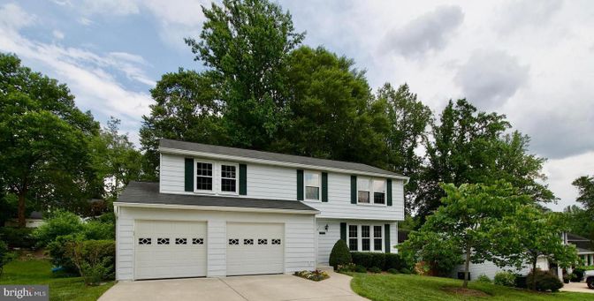 Attached, Exterior, Facade, Raised Ranch