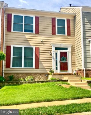 Exterior, Facade, Rowhouse